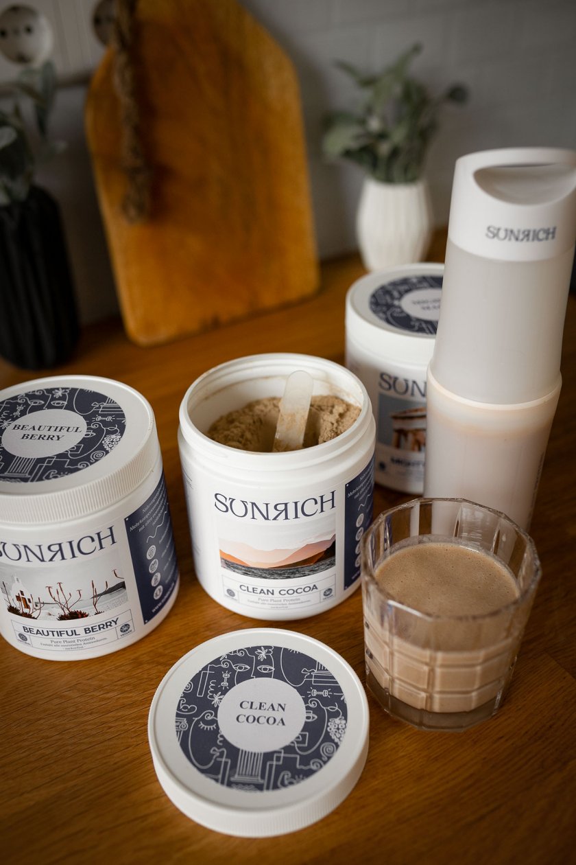 Erfahrungsbericht über das Sunrich Pure Plant Protein. Auf dem Life- und Foodblog verrate ich euch wie ich die veganen Narungsergänzungsmittel finde und teile mit euch meine 3 liebsten Shake-Rezepte. | www.kleidermaedchen.de