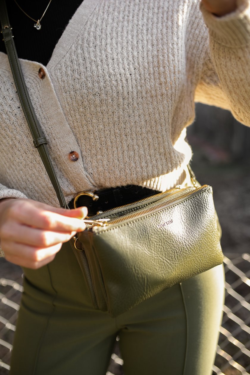 Frühlings Outfit. Ein stilvolles Frühlingsoutfit mit Cardigan, gerade Hose und grüner Matt & Nat Bag zeige ich euch auf dem Modeblog. | www.kleidermaedchen.de