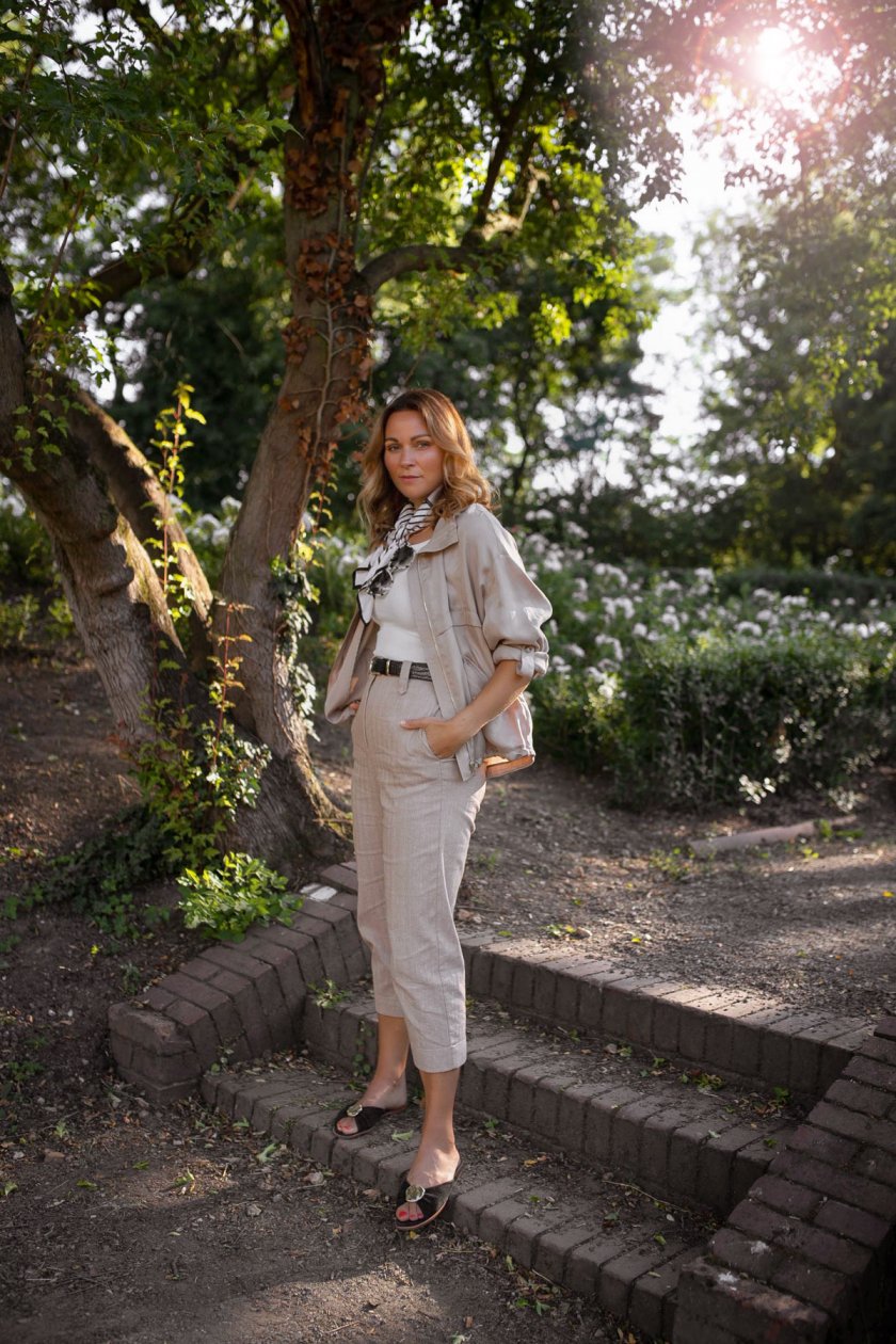 Frühlings Outfit. Ein stilvolles Frühlingsoutfit mit Blouson, beiger Hose und schwarzen Flattered Sandalen zeige ich euch auf dem Modeblog. | www.kleidermaedchen.de