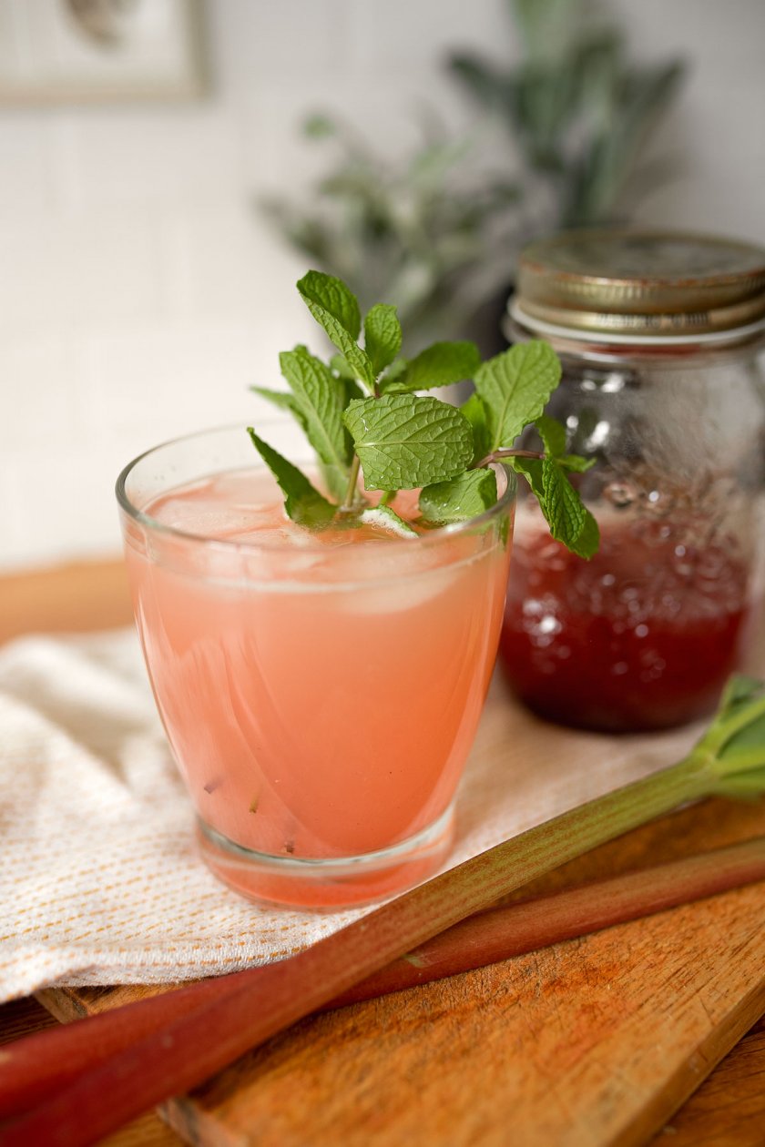 Rhabarber Sirup selber machen. Ganz einfach schnell und lecker mit Rhabarber die genußvolle Note im Sekt, Cocktail oder Mineralwasser zaubern. Das Rezept findet ihr auf dem Food- und Lifestyleblog. | www.kleidermaedchen.de