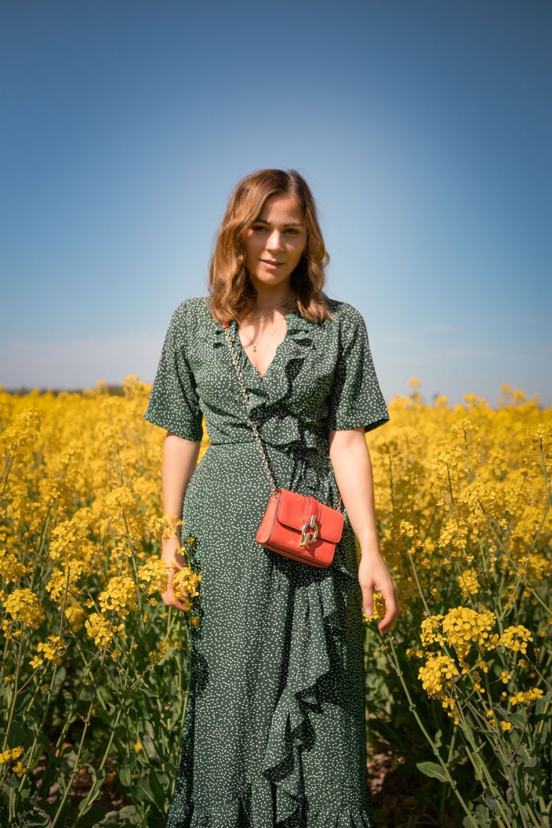 Sommer Outfit mit Whistles Maxikleid. Ein sportlich-elegantes Alltagsoutfit mit gepunktetem Maxikleid, weißen Veja Sneaker und DVF Tasche findet ihr auf dem Modeblog. | www.kleidermaedchen.de