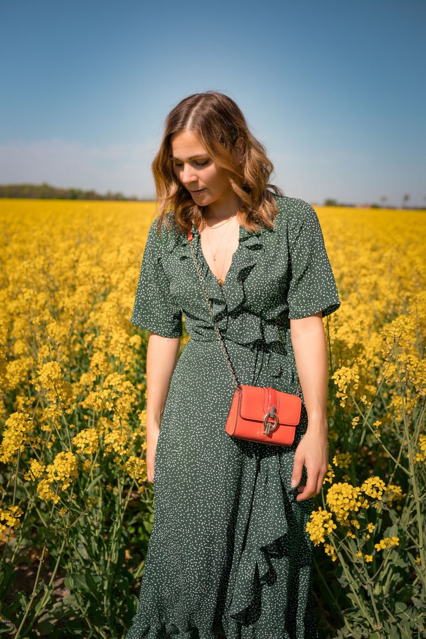 Sommer Outfit mit Whistles Maxikleid. Ein sportlich-elegantes Alltagsoutfit mit gepunktetem Maxikleid, weißen Veja Sneaker und DVF Tasche findet ihr auf dem Modeblog. | www.kleidermaedchen.de