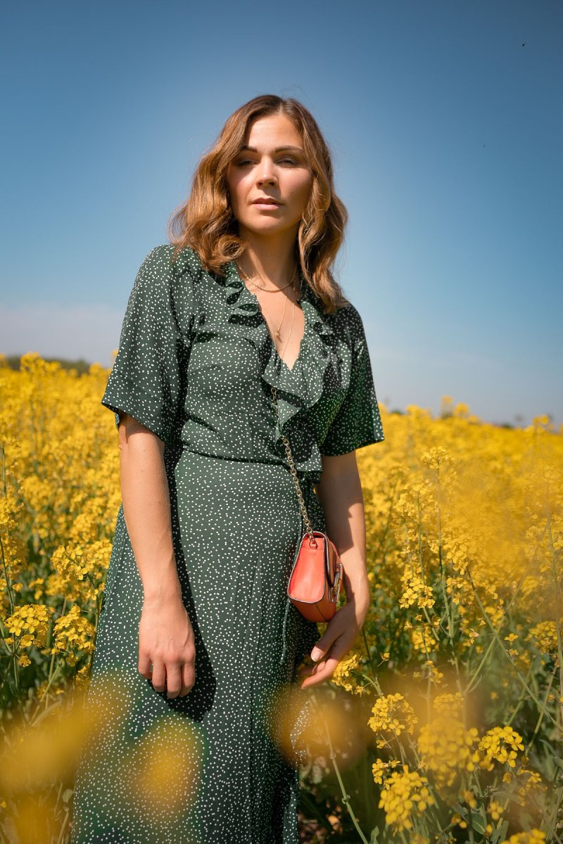 Sommer Outfit mit Whistles Maxikleid. Ein sportlich-elegantes Alltagsoutfit mit gepunktetem Maxikleid, weißen Veja Sneaker und DVF Tasche findet ihr auf dem Modeblog. | www.kleidermaedchen.de