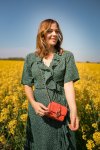 Sommer Outfit mit Whistles Maxikleid. Ein sportlich-elegantes Alltagsoutfit mit gepunktetem Maxikleid, weißen Veja Sneaker und DVF Tasche findet ihr auf dem Modeblog. | www.kleidermaedchen.de