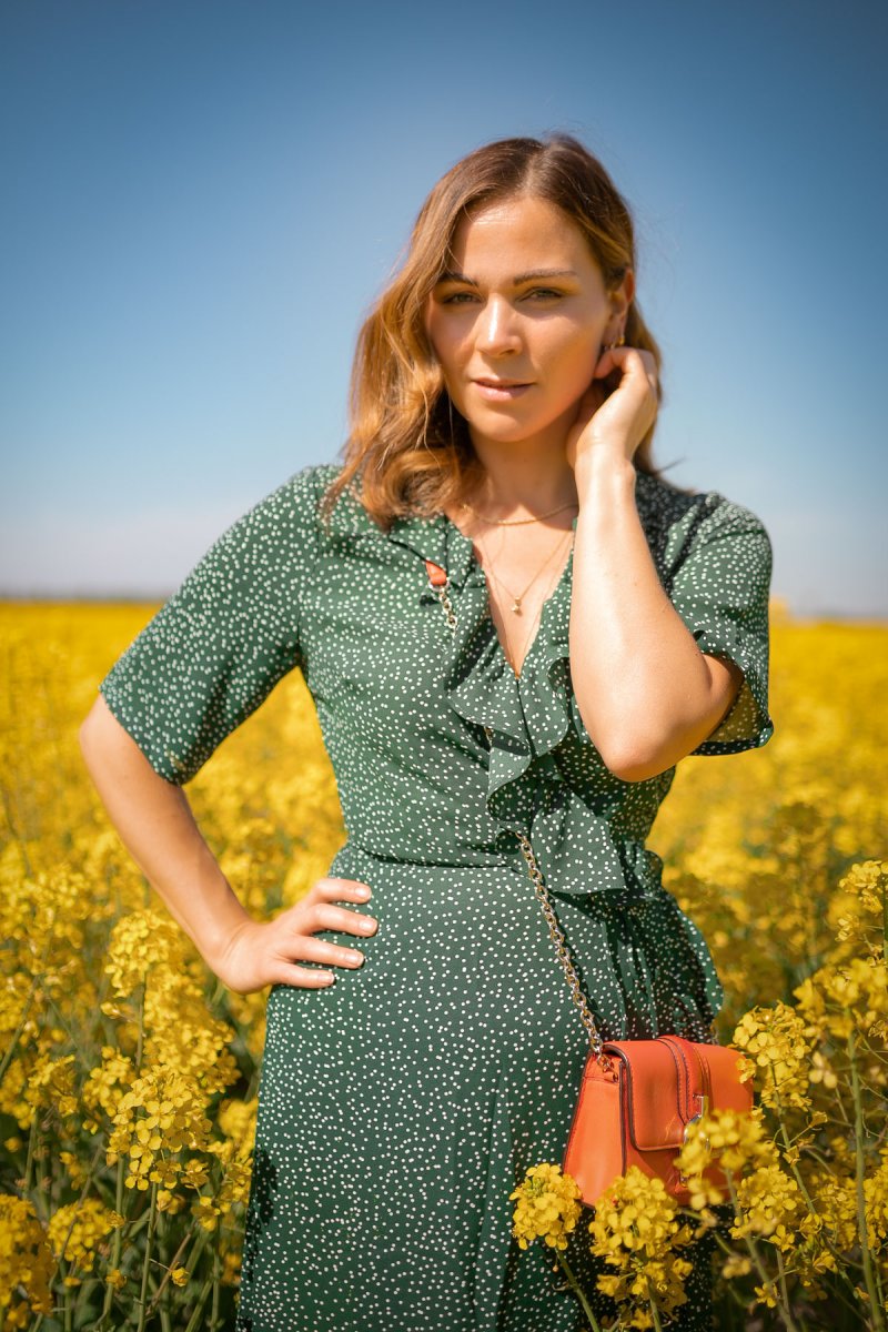 Sommer Outfit mit Whistles Maxikleid. Ein sportlich-elegantes Alltagsoutfit mit gepunktetem Maxikleid, weißen Veja Sneaker und DVF Tasche findet ihr auf dem Modeblog. | www.kleidermaedchen.de