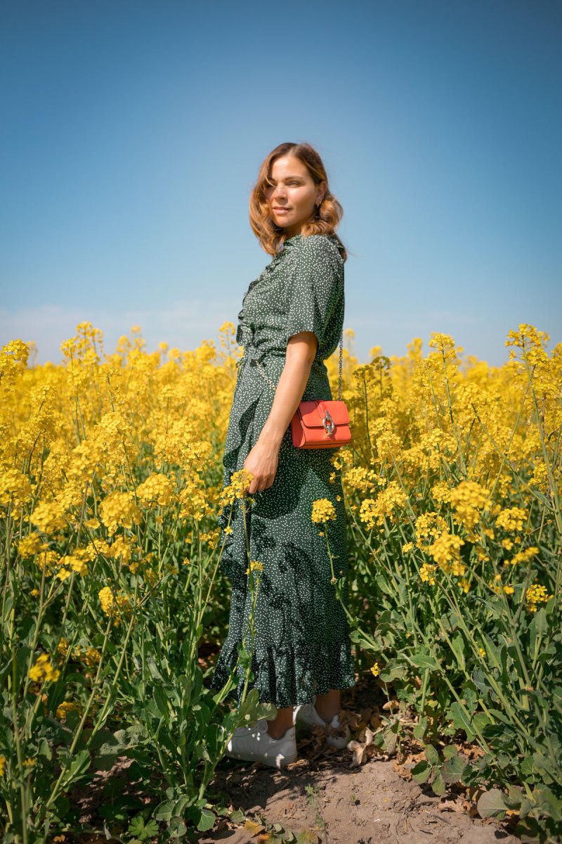 Sommer Outfit mit Whistles Maxikleid. Ein sportlich-elegantes Alltagsoutfit mit gepunktetem Maxikleid, weißen Veja Sneaker und DVF Tasche findet ihr auf dem Modeblog. | www.kleidermaedchen.de