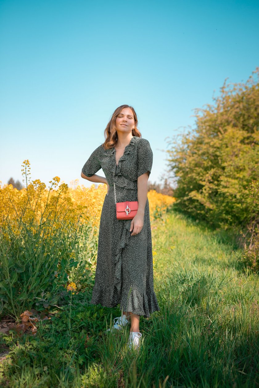 Sommer Outfit mit Whistles Maxikleid. Ein sportlich-elegantes Alltagsoutfit mit gepunktetem Maxikleid, weißen Veja Sneaker und DVF Tasche findet ihr auf dem Modeblog. | www.kleidermaedchen.de