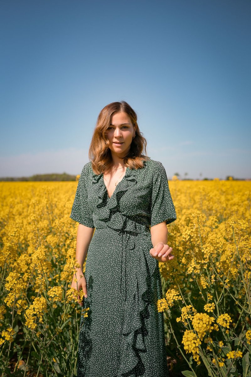 Sommer Outfit mit Whistles Maxikleid. Ein sportlich-elegantes Alltagsoutfit mit gepunktetem Maxikleid, weißen Veja Sneaker und DVF Tasche findet ihr auf dem Modeblog. | www.kleidermaedchen.de