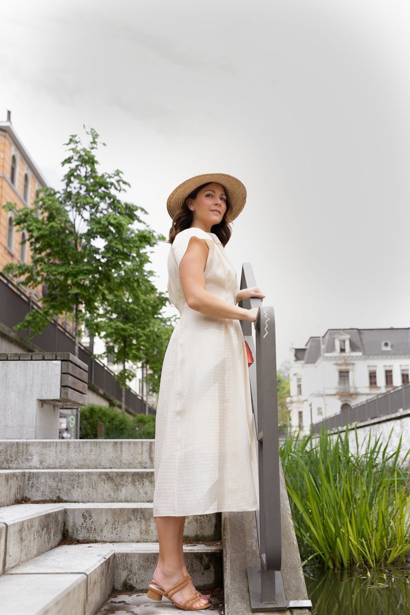 Sommer Outfit mit Midikleid von & Other Stories. Ein elegantes Sommerkleid in Creme, oranger DVF Tasche und Strohhut präsentiere ich auf dem Modeblog. | www.kleidermaedchen.de