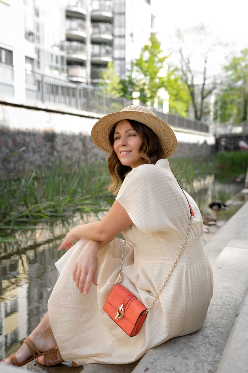 Sommer Outfit mit Midikleid von & Other Stories. Ein elegantes Sommerkleid in Creme, oranger DVF Tasche und Strohhut präsentiere ich auf dem Modeblog. | www.kleidermaedchen.de