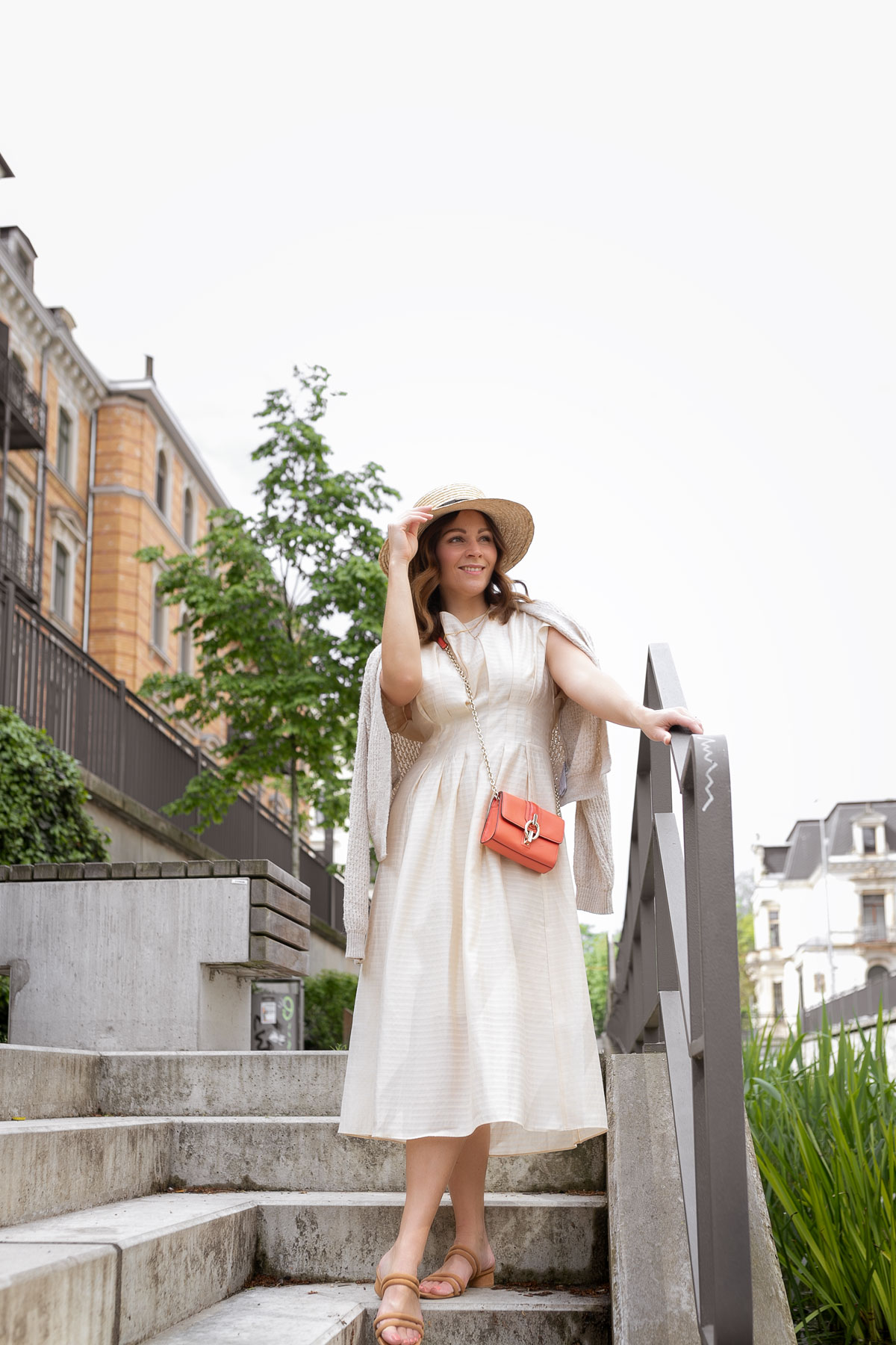 Sommer Outfit mit Midikleid von & Other Stories. Ein elegantes Sommerkleid in Creme, oranger DVF Tasche und Strohhut präsentiere ich auf dem Modeblog. | www.kleidermaedchen.de