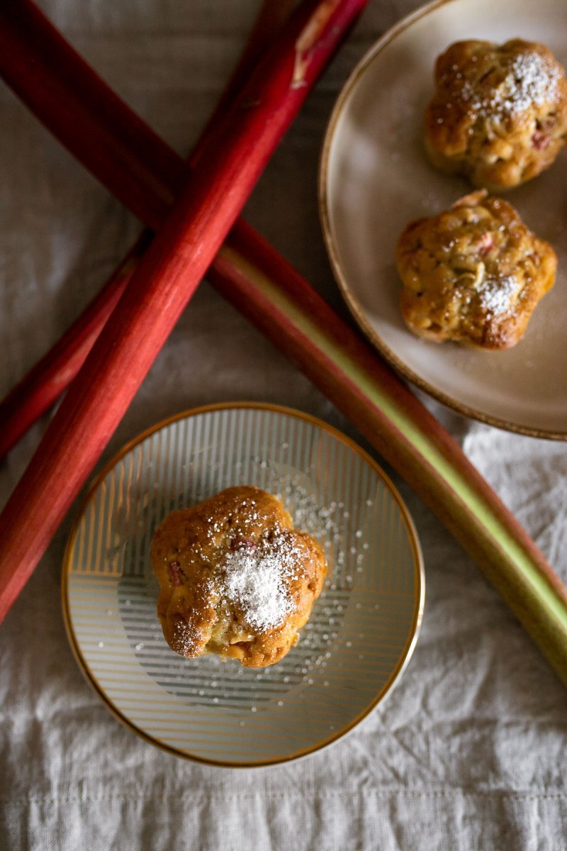 Vegane Rhabarber Muffins schnell zubereitet und extra saftig. Auf dem Foodblog findet ihr ein saisonales Rezept mit Rhabarber zum Nachbacken und Genießen. | www.kleidermaedchen.de