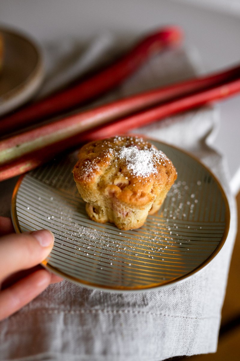 Vegane Rhabarber Muffins schnell zubereitet und extra saftig. Auf dem Foodblog findet ihr ein saisonales Rezept mit Rhabarber zum Nachbacken und Genießen. | www.kleidermaedchen.de