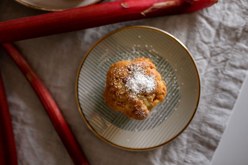 Vegane Rhabarber Muffins schnell zubereitet und extra saftig. Auf dem Foodblog findet ihr ein saisonales Rezept mit Rhabarber zum Nachbacken und Genießen. | www.kleidermaedchen.de