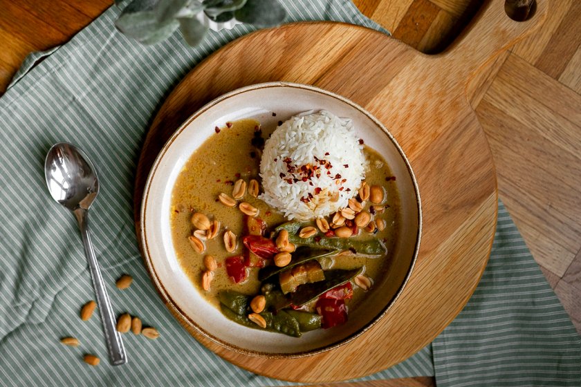 Veganes Erdnusscurry mit Zucchini, Parika und Zuckererbsen. Ganz einfach schnell und lecker selber machen. Das Rezept findet ihr auf dem Food- und Lifestyleblog. | www.kleidermaedchen.de