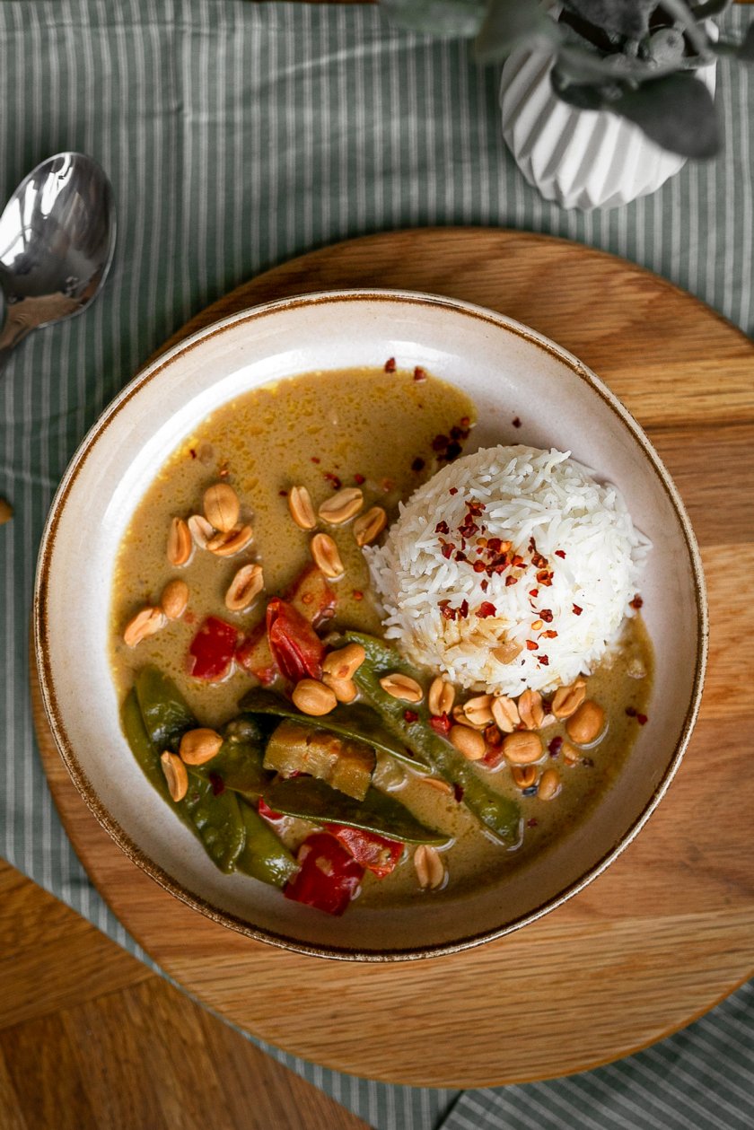 Veganes Erdnusscurry mit Zucchini, Parika und Zuckererbsen. Ganz einfach schnell und lecker selber machen. Das Rezept findet ihr auf dem Food- und Lifestyleblog. | www.kleidermaedchen.de