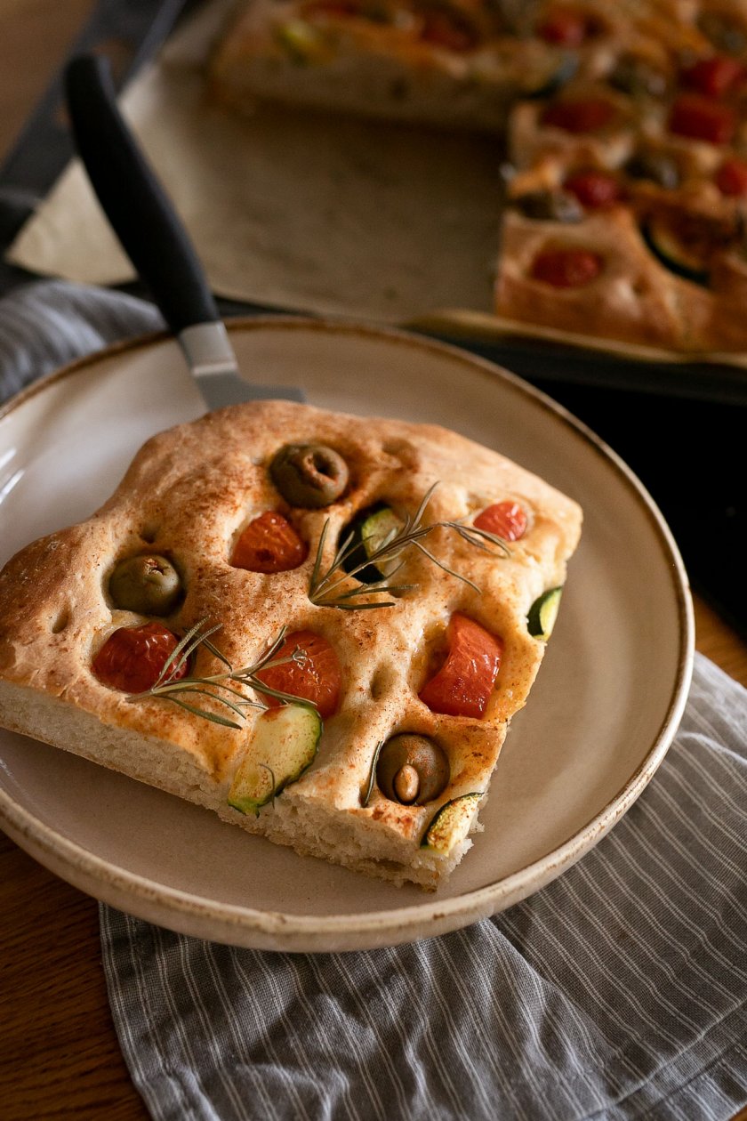 Vegane Focaccia mit Tomaten, Oliven, Zucchini und Rosmarin. Ganz einfach schnell und lecker selber machen. Das Rezept findet ihr auf dem Food- und Lifestyleblog. | www.kleidermaedchen.de