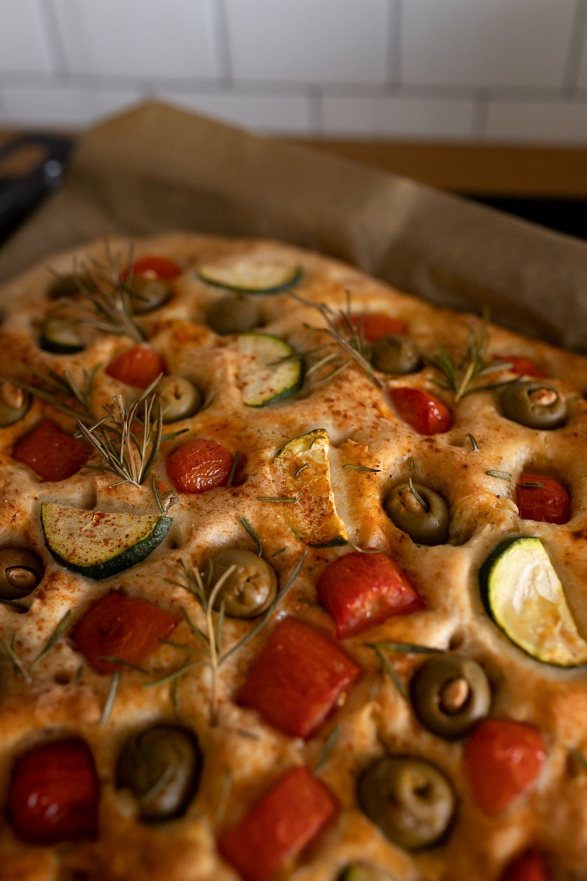 Vegane Focaccia mit Tomaten, Oliven, Zucchini und Rosmarin. Ganz einfach schnell und lecker selber machen. Das Rezept findet ihr auf dem Food- und Lifestyleblog. | www.kleidermaedchen.de