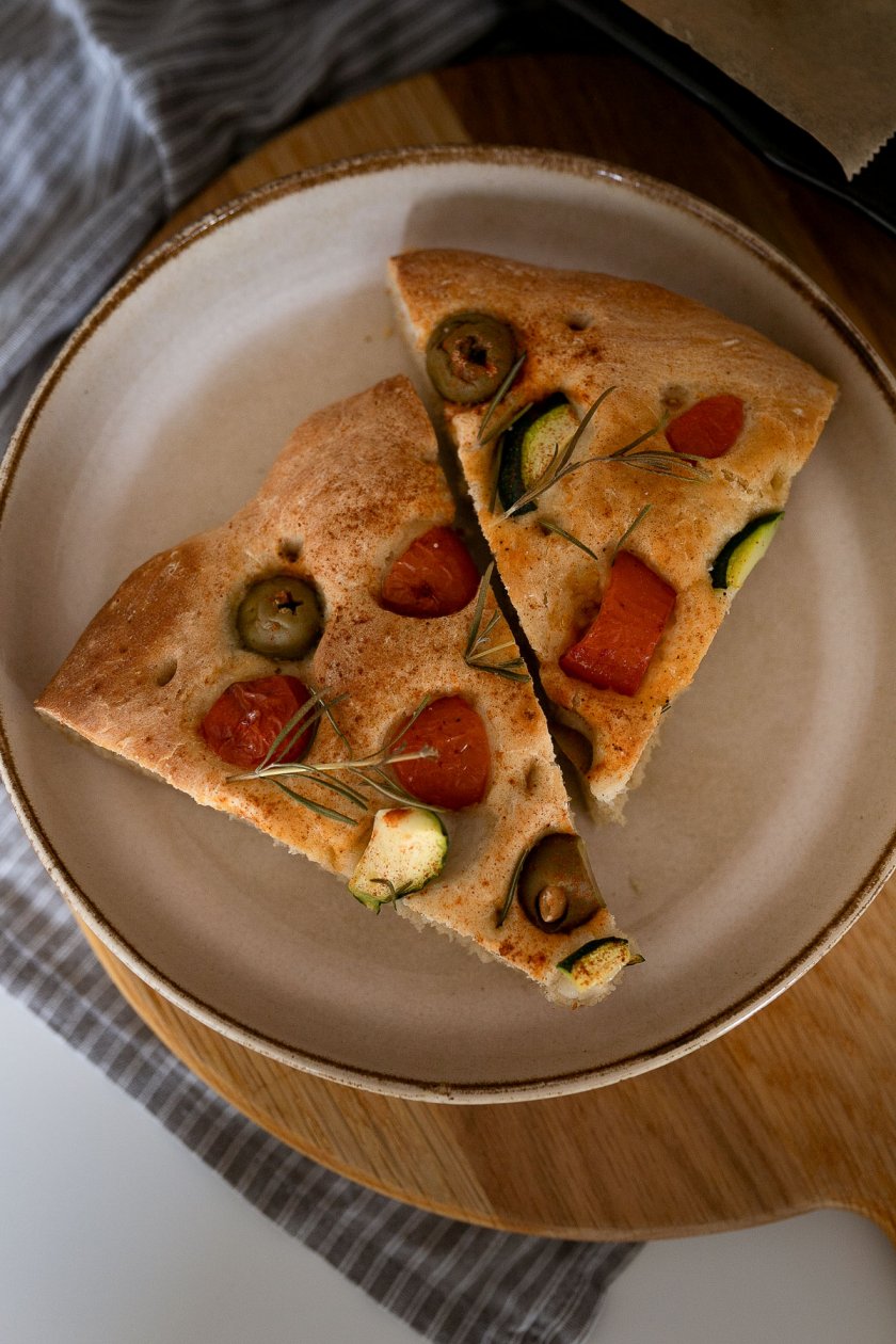 Vegane Focaccia mit Tomaten, Oliven, Zucchini und Rosmarin. Ganz einfach schnell und lecker selber machen. Das Rezept findet ihr auf dem Food- und Lifestyleblog. | www.kleidermaedchen.de