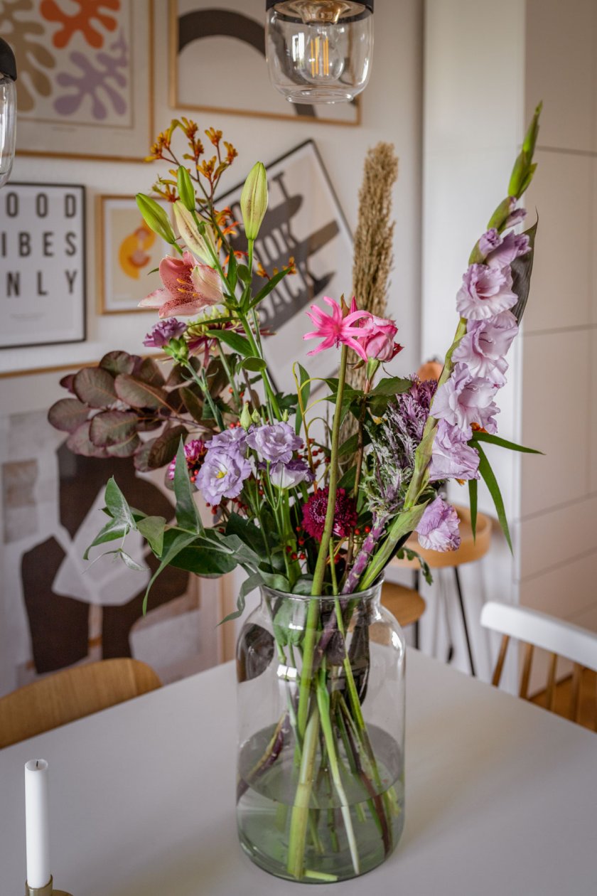 Wohnzimmer im Retro Style mit Blumen. Blumen versenden und Blumenabo Erfahrungsbericht. | www.kleidermaedchen.de