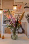 Wohnzimmer im Retro Style mit Blumen. Blumen versenden und Blumenabo Erfahrungsbericht. | www.kleidermaedchen.de