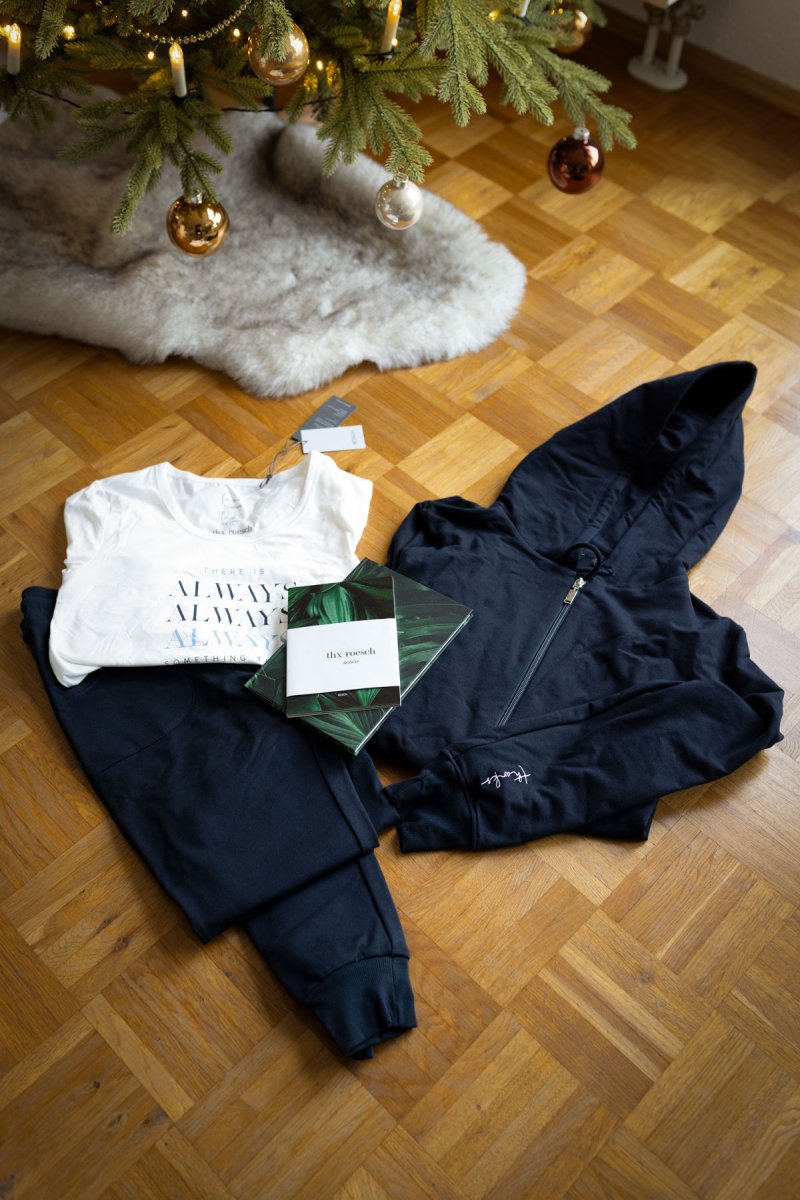 Geschenkideen für Fashionliebhaber zu Weihnachten. Mit einem Loungewear Set von Rösch kannst du die Zeit zu Hause genießen. Adventskalender Gewinnspiel. / www.kleidermaedchen.de Kleidermaedchen Mode Interior Beauty Lifestyle Food Blog Leipzig Berlin, Adventskalender 2021, die schönsten Adventskalender, Gewinnspiel, Verlosung, kleidermaedchen.de