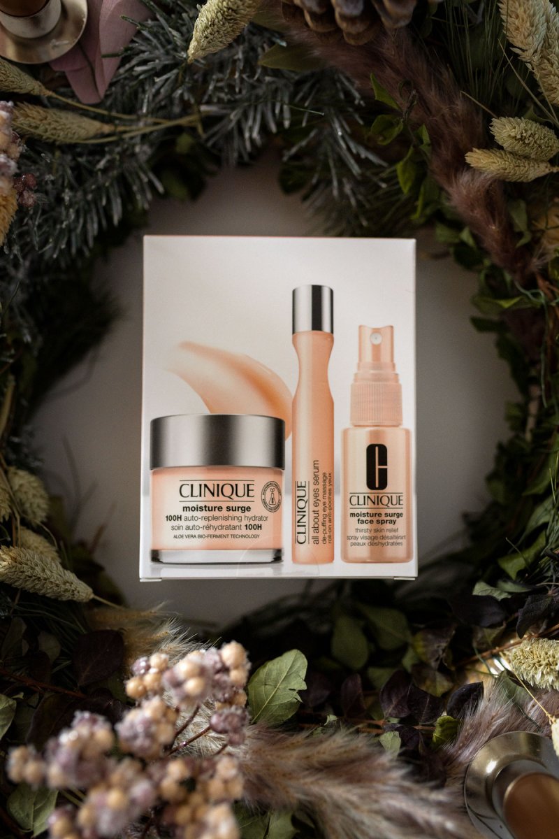 Geschenkideen für Beeautyliebhaber zu Weihnachten. Mit einem Skincare Set von Clinique verleihst du deiner Haut die nötige Pflege. Adventskalender Gewinnspiel. / www.kleidermaedchen.de Kleidermaedchen Mode Interior Beauty Lifestyle Food Blog Leipzig Berlin, Adventskalender 2021, die schönsten Adventskalender, Gewinnspiel, Verlosung, kleidermaedchen.de