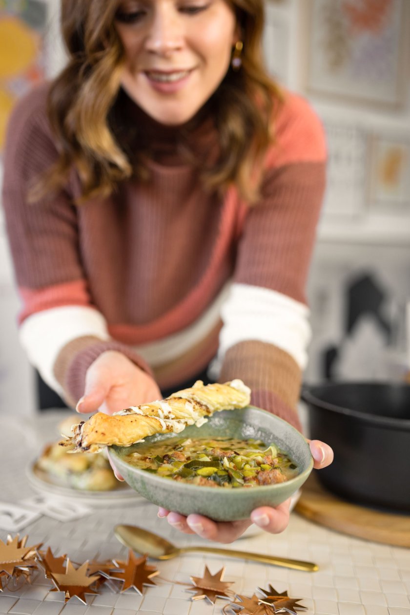 Diska Silvesteressen mit Fingerfood. Vegane Käse-Lauch-Suppe mit Sojahack sowie Blätterteig-Pesto-Stangen. Ganz einfach schnell und lecker selber machen. Das saisonale Winterrezept findest du auf dem Food- und Lifestyle Blog. | www.kleidermaedchen.de