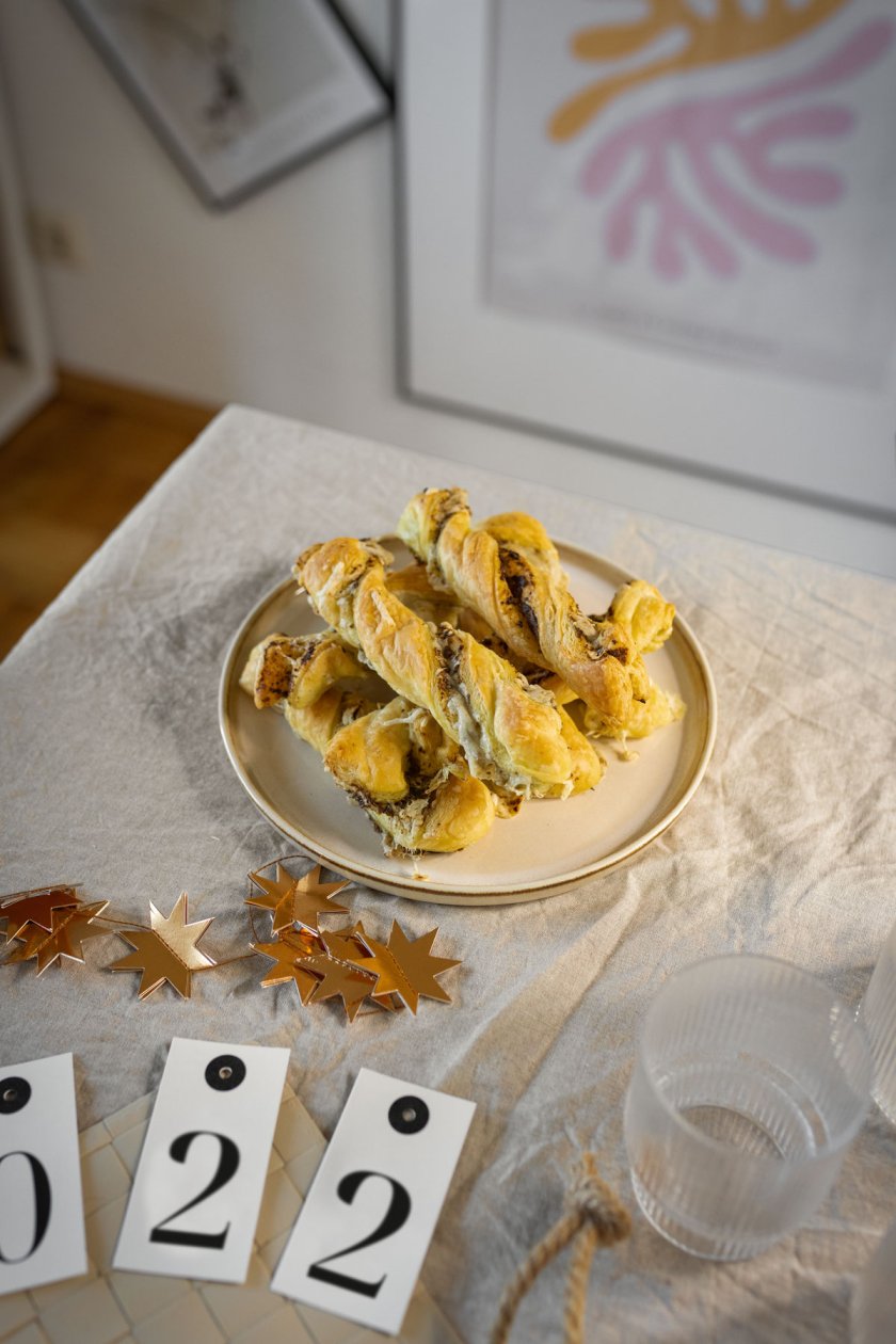 Diska Silvesteressen mit Fingerfood. Vegane Käse-Lauch-Suppe mit Sojahack sowie Blätterteig-Pesto-Stangen. Ganz einfach schnell und lecker selber machen. Das saisonale Winterrezept findest du auf dem Food- und Lifestyle Blog. | www.kleidermaedchen.de