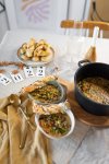 Diska Silvesteressen mit Fingerfood. Vegane Käse-Lauch-Suppe mit Sojahack sowie Blätterteig-Pesto-Stangen. Ganz einfach schnell und lecker selber machen. Das saisonale Winterrezept findest du auf dem Food- und Lifestyle Blog. | www.kleidermaedchen.de