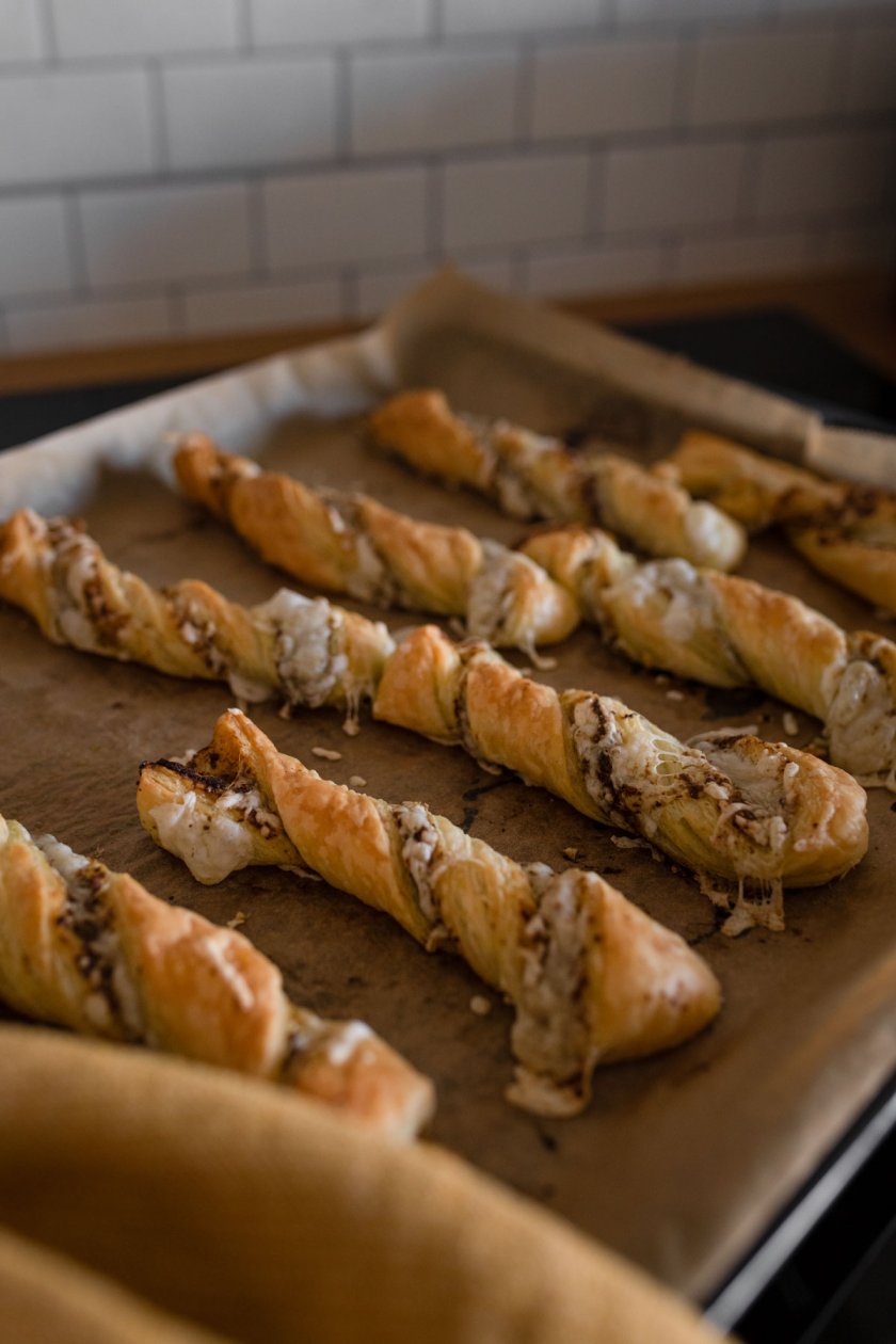 Diska Silvesteressen mit Fingerfood. Vegane Käse-Lauch-Suppe mit Sojahack sowie Blätterteig-Pesto-Stangen. Ganz einfach schnell und lecker selber machen. Das saisonale Winterrezept findest du auf dem Food- und Lifestyle Blog. | www.kleidermaedchen.de