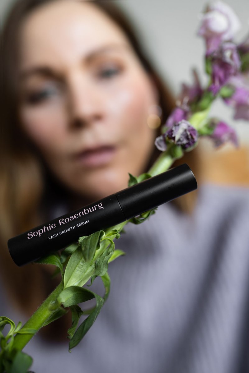 Lange Wimpern auf natürliche Weise. Mit dem Lash Growth Serum von Sophie Rosenburg werden unwiderstehliche Augenaufschläge zur Realität. Auf dem Beautyblog findet ihr meinen persönlichen Erfahrungsbericht. | kleidermaedchen.de