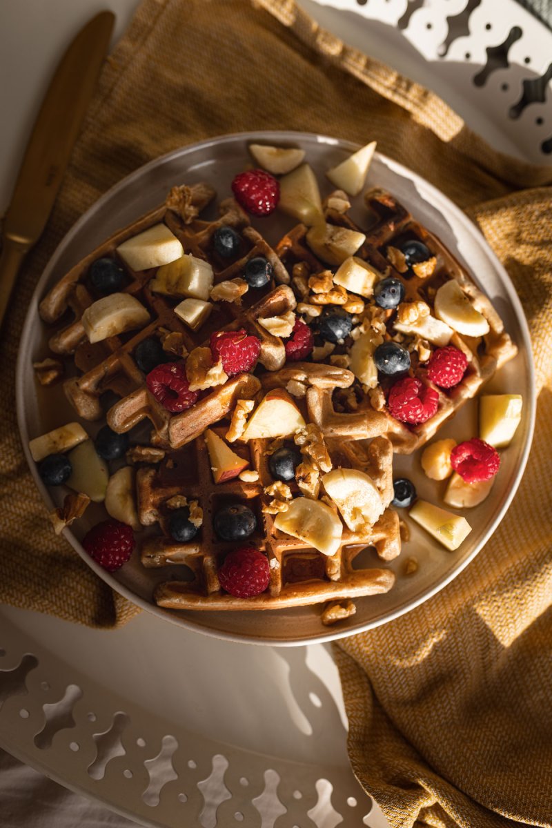 Veganes Waffel Rezept ohne Zucker zum Genießen. Auf dem Food- und Lifestyle Blog zeige ich dir, wie du schnell und einfach deine Waffeln mit Banane und Datteln selber bäckst. | www.kleidermaedchen.de