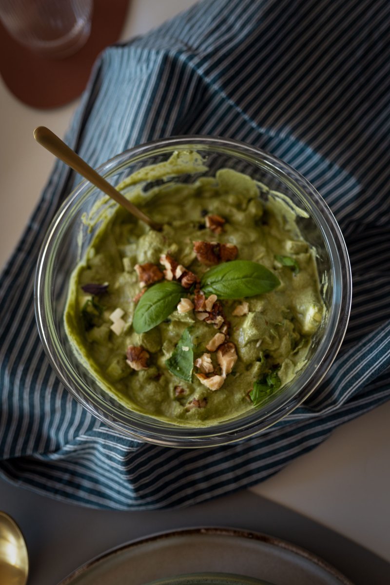 Veganes Pesto mit Basilikum, Zucchini und Walnüssen selber machen. Auf dem Food- und Lifestyle Blog zeige ich dir, wie du schnell und einfach deine Pasta aufpeppst. | www.kleidermaedchen.de