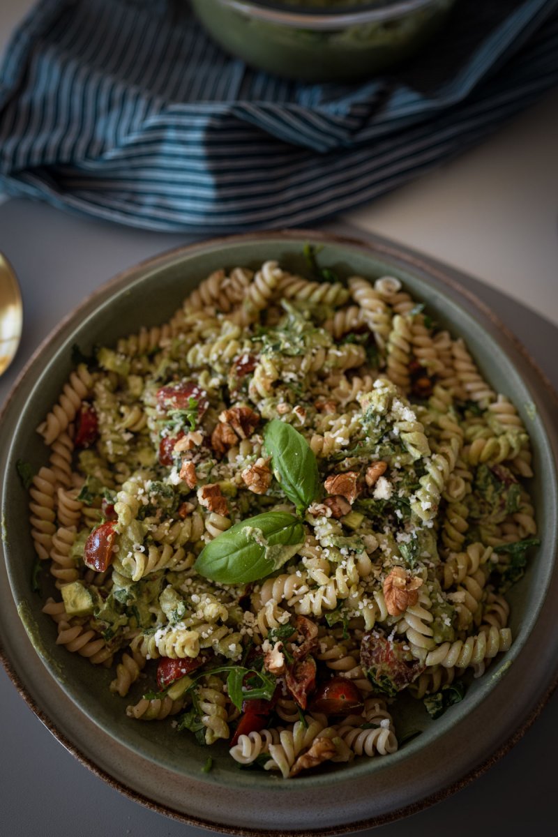 Veganes Pesto mit Basilikum, Zucchini und Walnüssen selber machen. Auf dem Food- und Lifestyle Blog zeige ich dir, wie du schnell und einfach deine Pasta aufpeppst. | www.kleidermaedchen.de