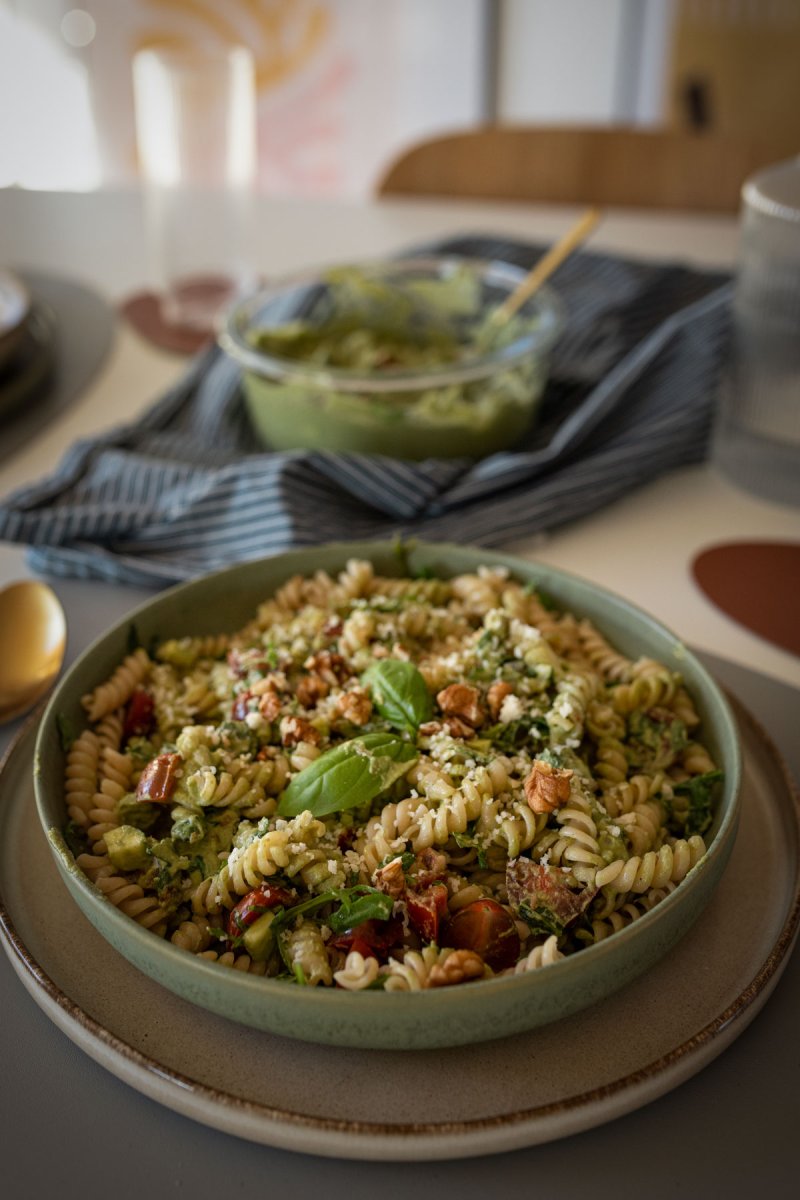 Veganes Pesto mit Basilikum, Zucchini und Walnüssen selber machen. Auf dem Food- und Lifestyle Blog zeige ich dir, wie du schnell und einfach deine Pasta aufpeppst. | www.kleidermaedchen.de