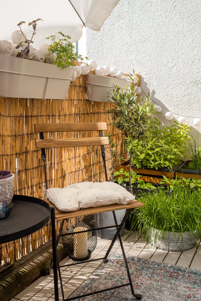 Kleinen Balkon gestalten mit platzsparenden Möbeln sowie einen Gemüsegarten. Auf dem Interiorblog zeige ich dir, wie ich meinen Balkon eingerichtet habe. | www.kleidermaedchen.de