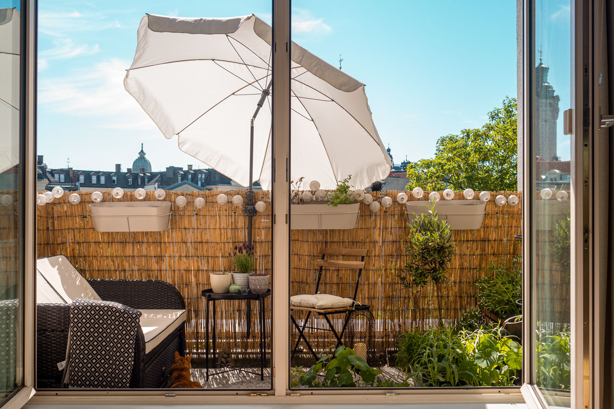 Kleinen Balkon gestalten mit platzsparenden Möbeln sowie einen Gemüsegarten. Auf dem Interiorblog zeige ich dir, wie ich meinen Balkon eingerichtet habe. | www.kleidermaedchen.de