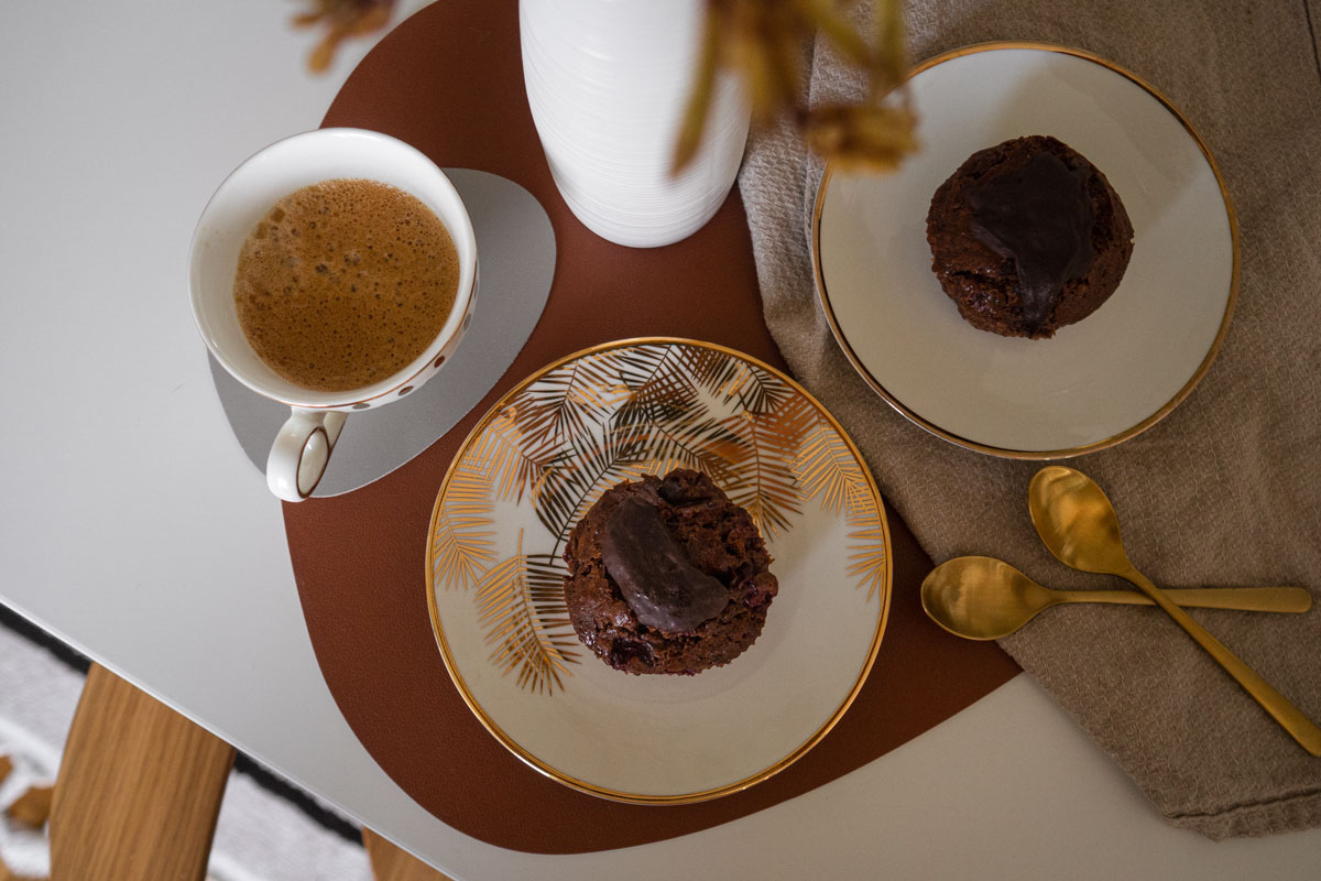 Saftige Schokomuffins selber backen mit Kirschen und extra Schokoklecks. Auf dem Food- und Lifestyle Blog zeige ich dir, wie es geht. | www.kleidermaedchen.de