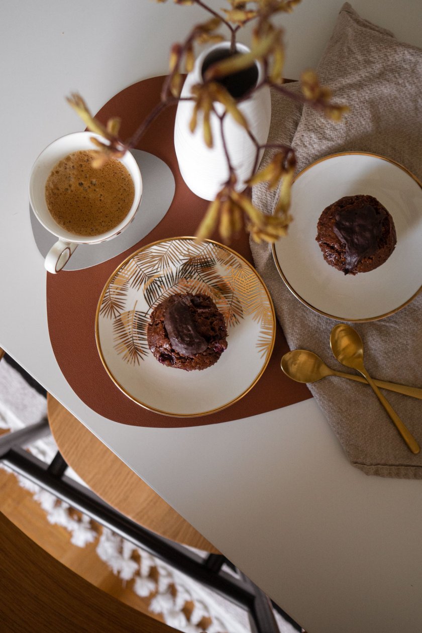 Saftige Schokomuffins selber backen mit Kirschen und extra Schokoklecks. Auf dem Food- und Lifestyle Blog zeige ich dir, wie es geht. | www.kleidermaedchen.de