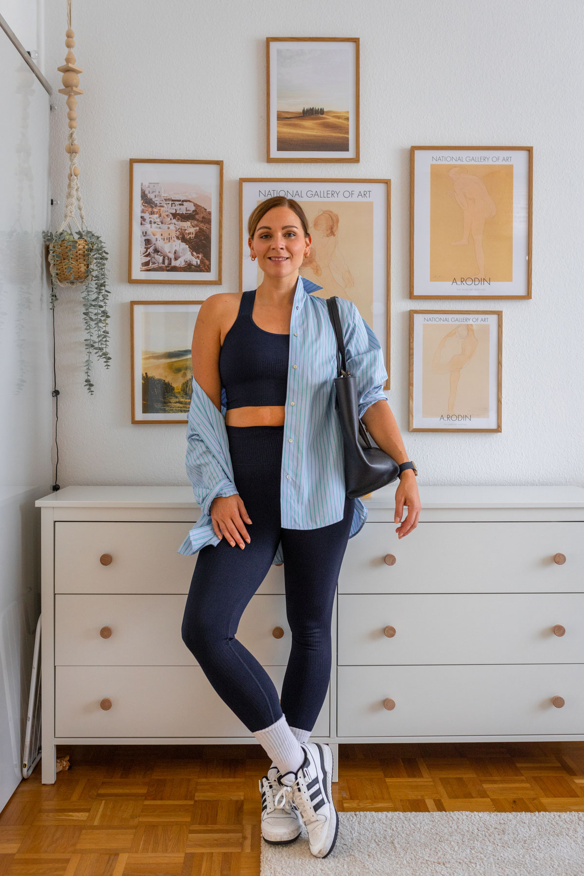 Drei Herbst Outfits mit Cardigan, Bluse und Hemd. Ich zeige euch, was ich im Herbst 2022 trage und präsentiere euch drei Alltagsstyles auf dem Modeblog. | www.kleidermaedchen.de