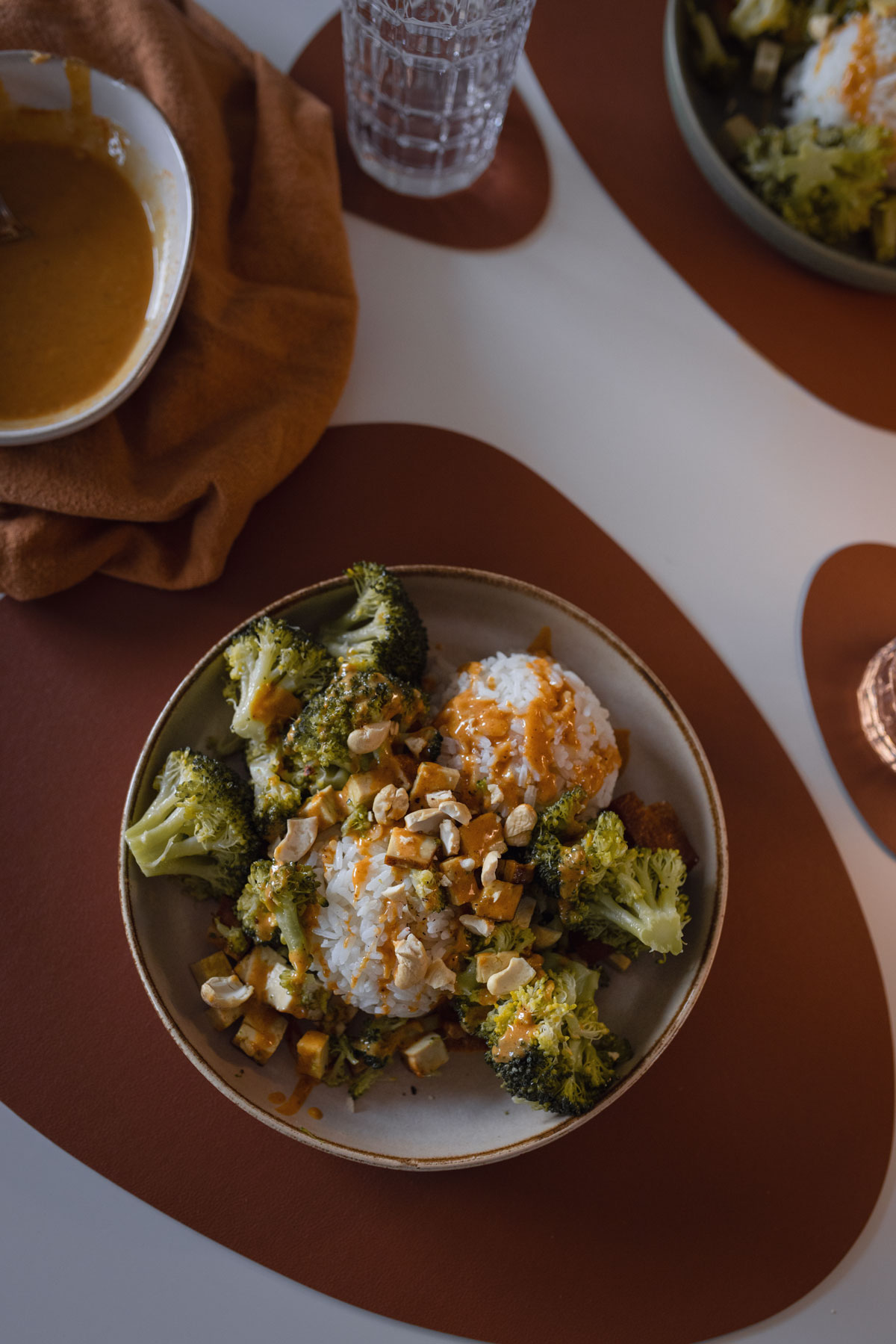 Selbst gemachte Erdnusssauce zum Dippen und Genießen. Auf dem Foodblog zeige ich dir mein Rezept. | www.kleidermaedchen.de