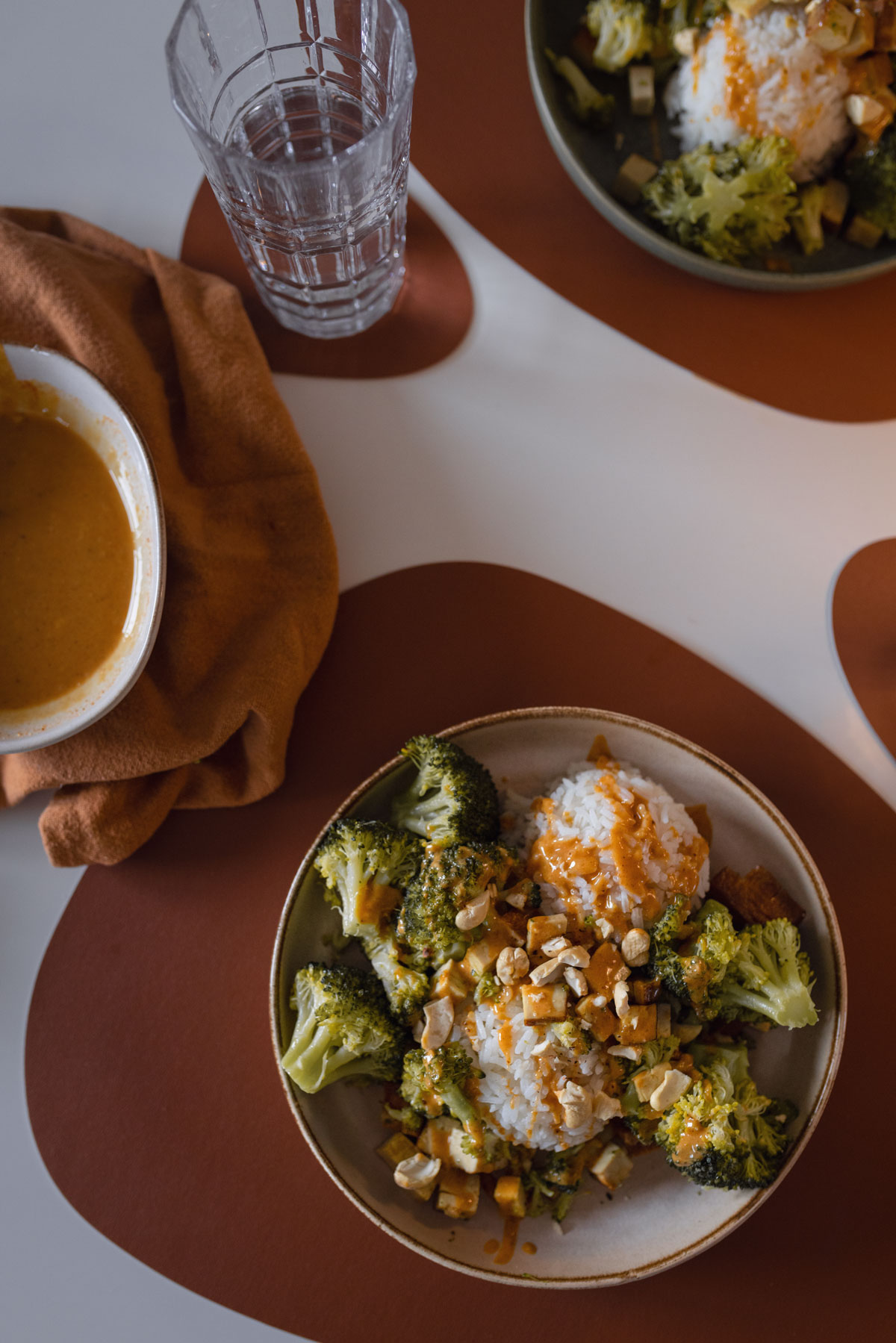 Selbst gemachte Erdnusssauce zum Dippen und Genießen. Auf dem Foodblog zeige ich dir mein Rezept. | www.kleidermaedchen.de