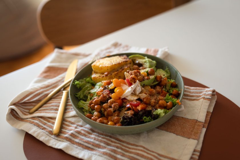 Sommersalat Rezept zum Grillen mit Avocado, Kichererbsen, Ananas und fruchtigen Zitronen Dressing. Auf dem Food- und Lifestyle Blog zeige ich dir, wie es geht. | www.kleidermaedchen.de