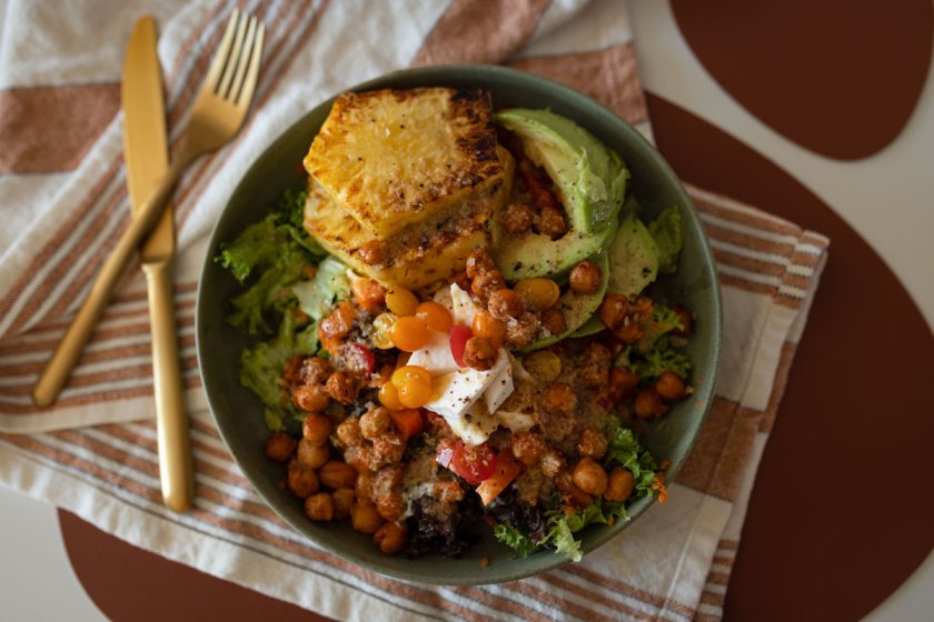 Sommersalat Rezept zum Grillen mit Avocado, Kichererbsen, Ananas und fruchtigen Zitronen Dressing. Auf dem Food- und Lifestyle Blog zeige ich dir, wie es geht. | www.kleidermaedchen.de