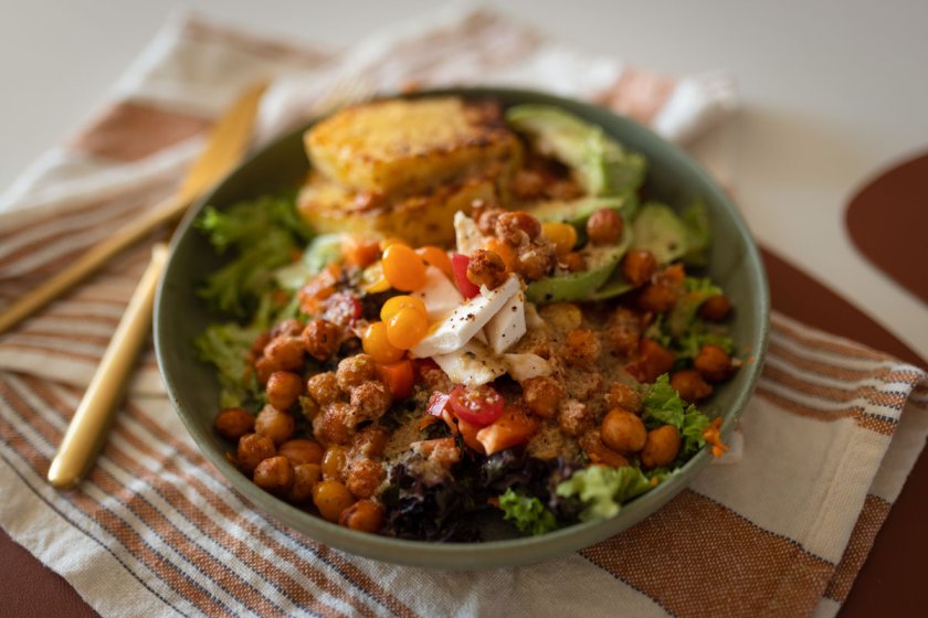 Sommersalat Rezept zum Grillen mit Avocado, Kichererbsen, Ananas und fruchtigen Zitronen Dressing. Auf dem Food- und Lifestyle Blog zeige ich dir, wie es geht. | www.kleidermaedchen.de