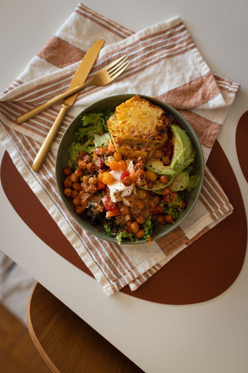 Sommersalat Rezept zum Grillen mit Avocado, Kichererbsen, Ananas und fruchtigen Zitronen Dressing. Auf dem Food- und Lifestyle Blog zeige ich dir, wie es geht. | www.kleidermaedchen.de