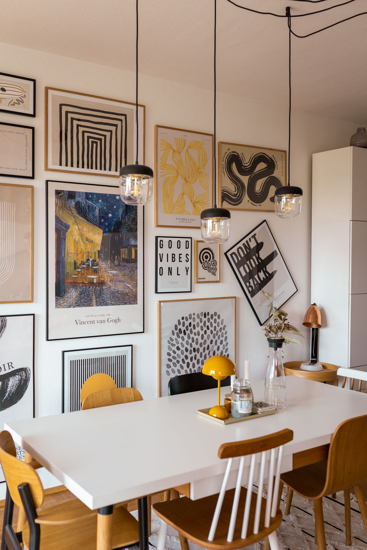 Auf dem Interior Blog stelle ich euch meine Bilderwand im Esszimmer mit Desenio vor. Ich zeige euch, wie ich meine Poster saisonal verändere. | www.kleidermaedchen.de