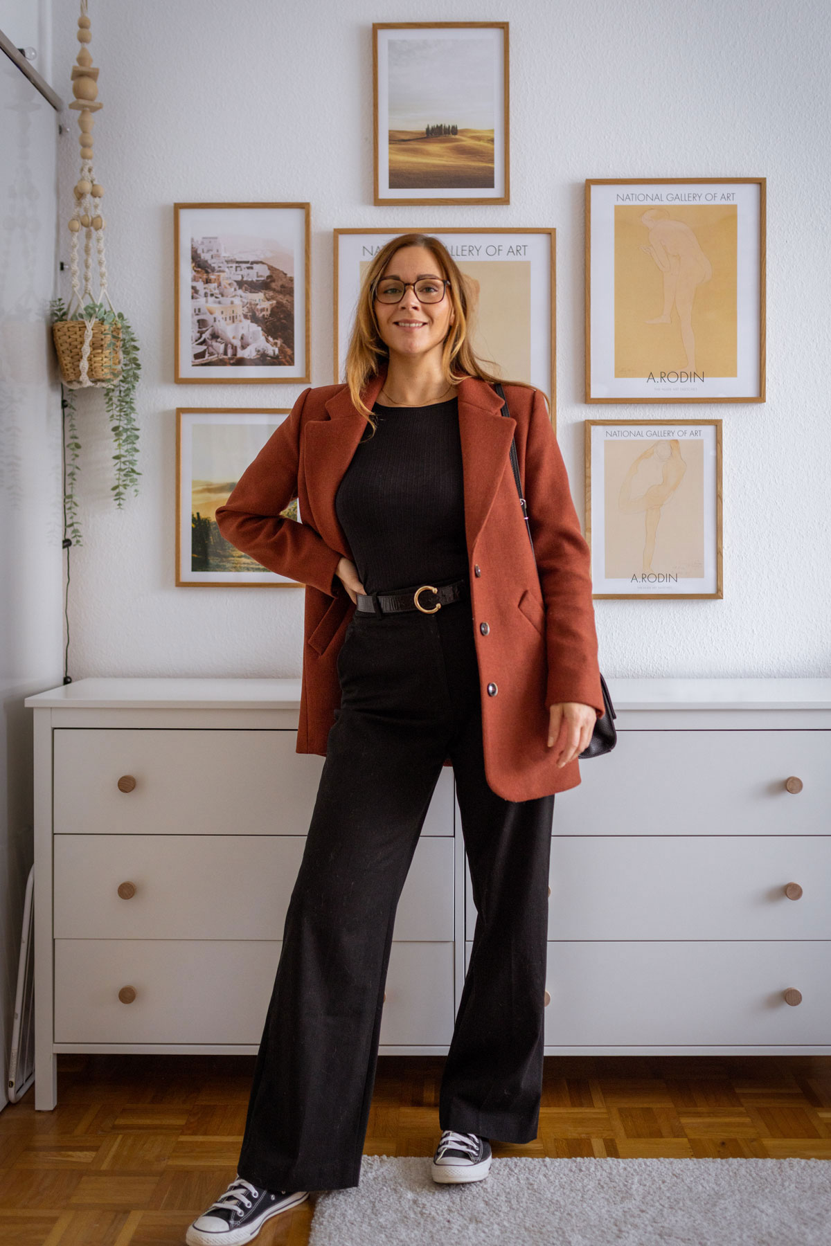 Drei Herbst Outfits für den Alltag mit Bundfaltenhose, Bluse und Blazer. Ich zeige euch, was ich im Herbst 2022 trage und präsentiere euch drei Alltagsstyles auf dem Modeblog. | www.kleidermaedchen.de