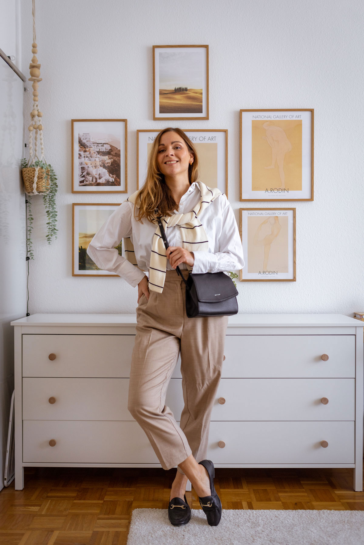 Drei Herbst Outfits für den Alltag mit Bundfaltenhose, Bluse und Blazer. Ich zeige euch, was ich im Herbst 2022 trage und präsentiere euch drei Alltagsstyles auf dem Modeblog. | www.kleidermaedchen.de